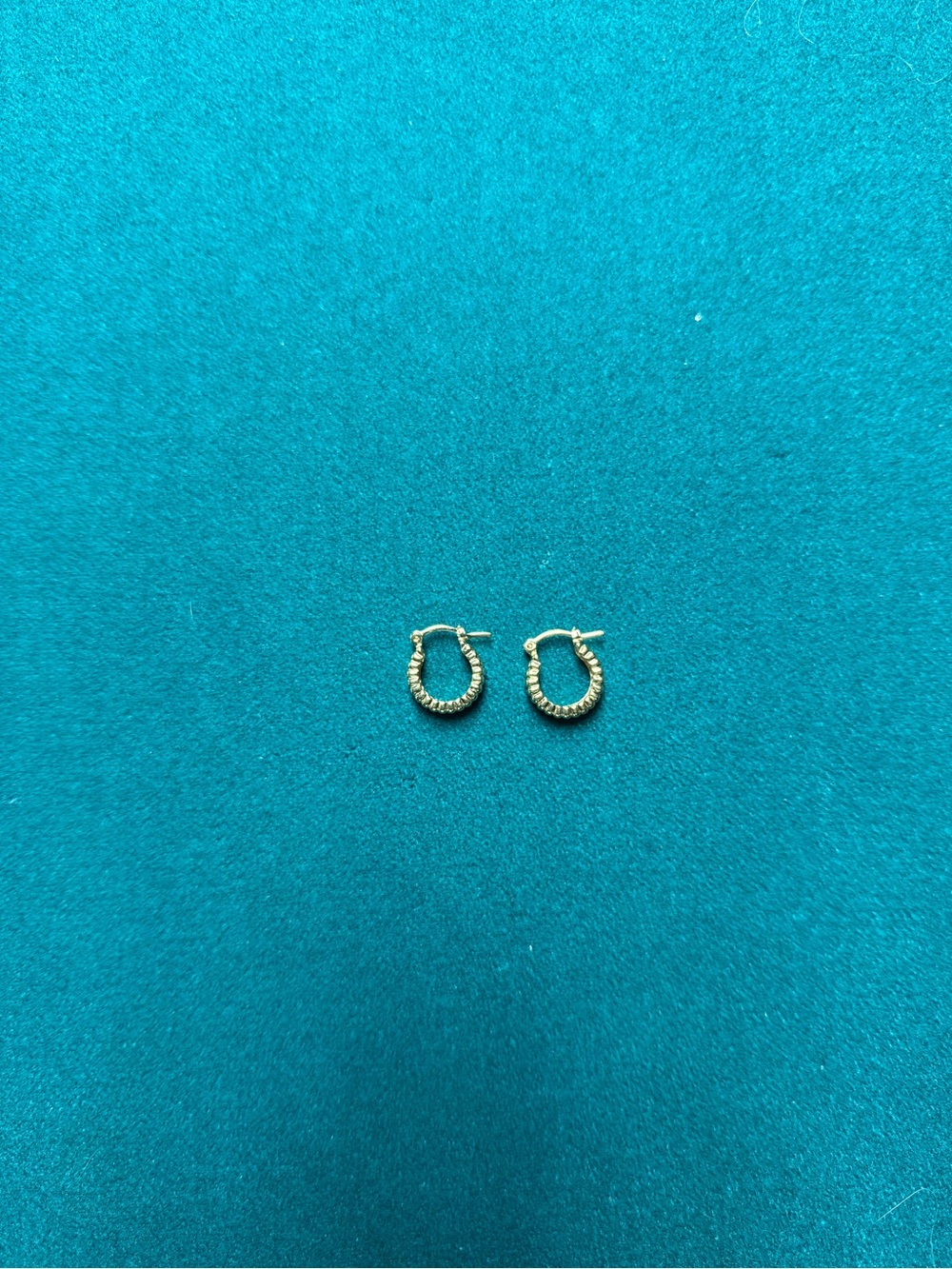 Set & Stones Jules Ridge Hoop Earrings - Picture 3 of 4